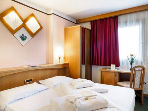 5denní zájezd s dopravou, polopenzí a skipasem v ceně – hotel Sant Anton