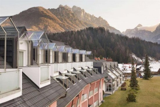 Různé hotely Kranjska Gora - lyžařský balíček na 3 noci, denní přejezd, wellness a polopenze v ceně