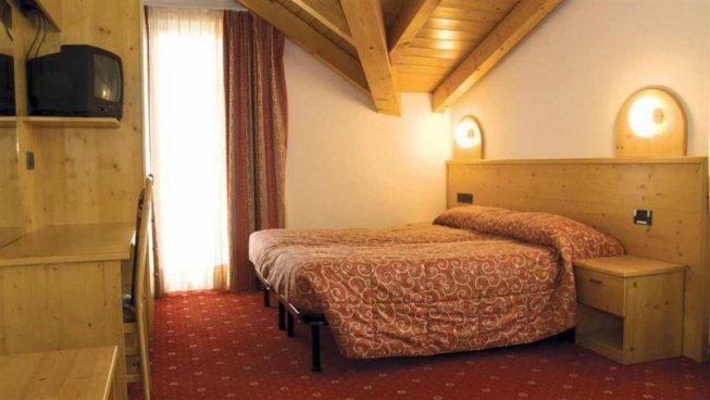 5denní zájezd s dopravou, polopenzí a skipasem v ceně – hotely různé Passo Tonale a okolí