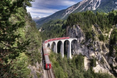 Kolejové divy Švýcarska včetně nejstrmější železnice světa na Pilatus