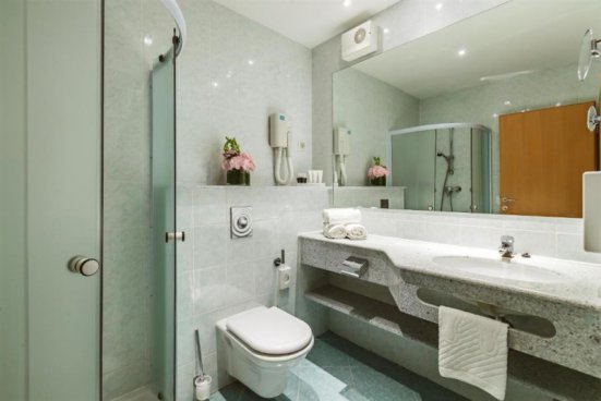 Různé hotely Kranjska Gora - lyžařský balíček na 3 noci, denní přejezd, wellness a polopenze v ceně