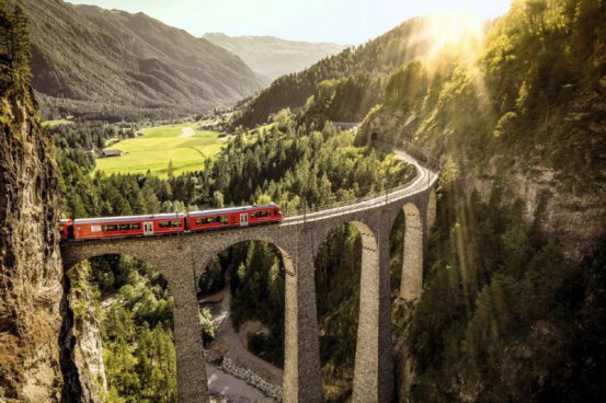 Luxusní Švýcarsko vlakem v 1. třídě + zlatý Ledovcový expres + Riffelalp resort
