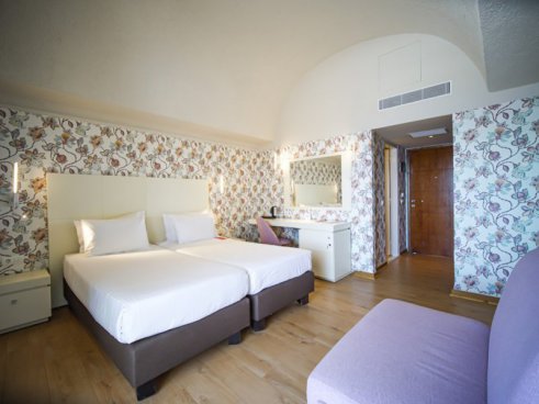 Ramada Loutraki Poseidon Resort letecky Praha ALL INCLUSIVE, 7 nocí