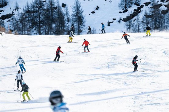6denní zájezd (denní přejezd) s dopravou, polopenzí a skipasem v ceně – hotel Urri