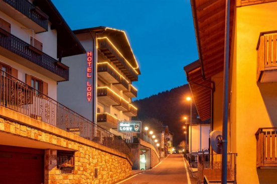 6denní zájezd (denní přejezd) s dopravou, polopenzí a skipasem v ceně – hotel Lory