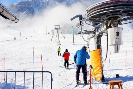 Různé hotely Kranjska Gora - lyžařský balíček na 3 noci, denní přejezd, wellness a polopenze v ceně