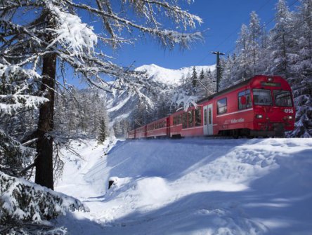 Zimní kolejová pohádka ve Švýcarsku
