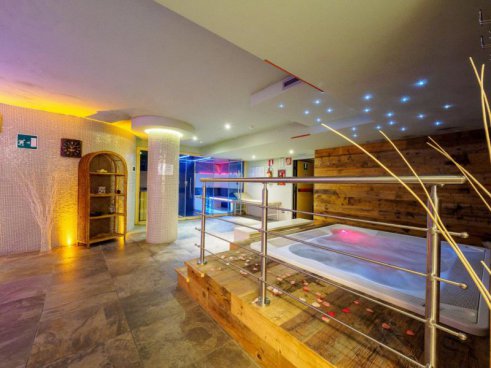 5denní zájezd s dopravou, polopenzí a skipasem v ceně – hotel Sant Anton