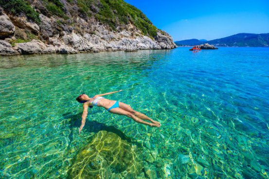Relax na plážích Korfu + SÍDLO CÍSAŘOVNY SISSI + PLAVBA PIRÁTSKOU LODÍ (letecky 